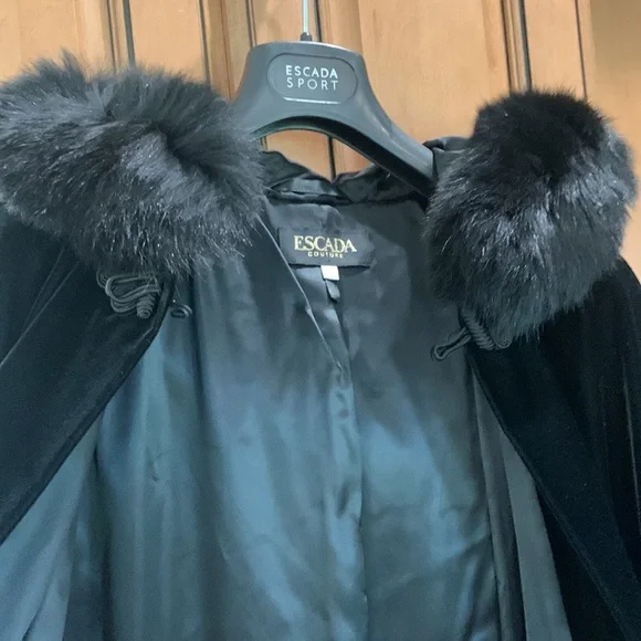 Escada black velvet long cape with bluefox fur hooded collar. Size large - Picture 5 of 7